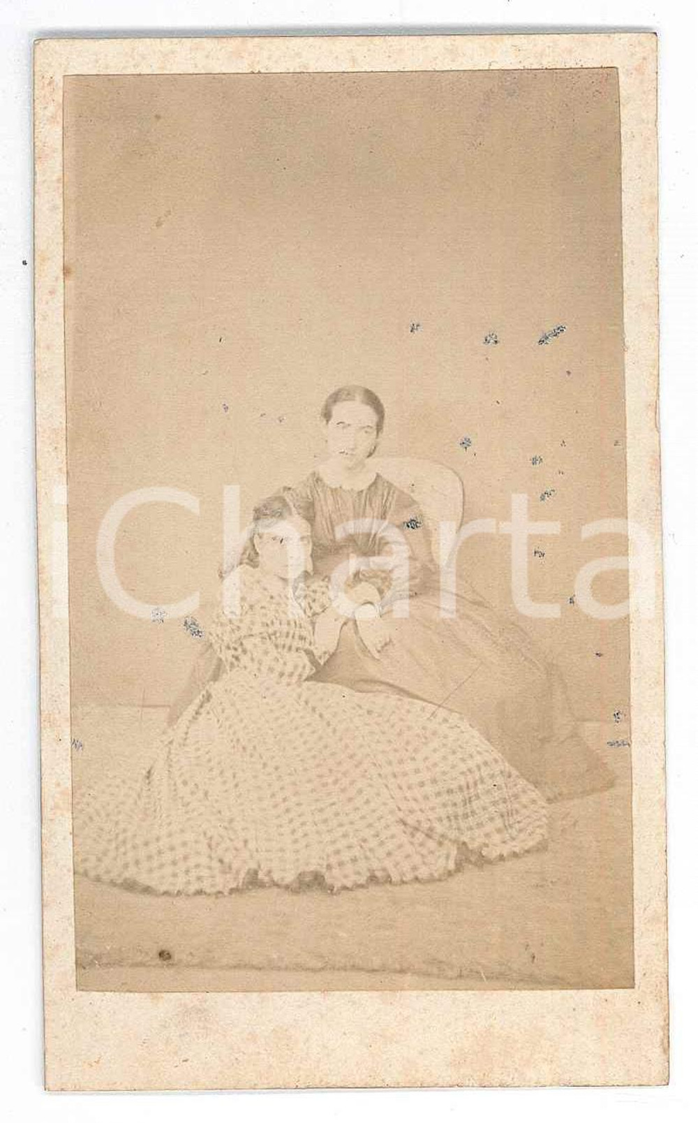 Fotografia d epoca originale 1870 ca ITALIA Ritratto di due donne per mano  Foto VINTAGE CDV 1