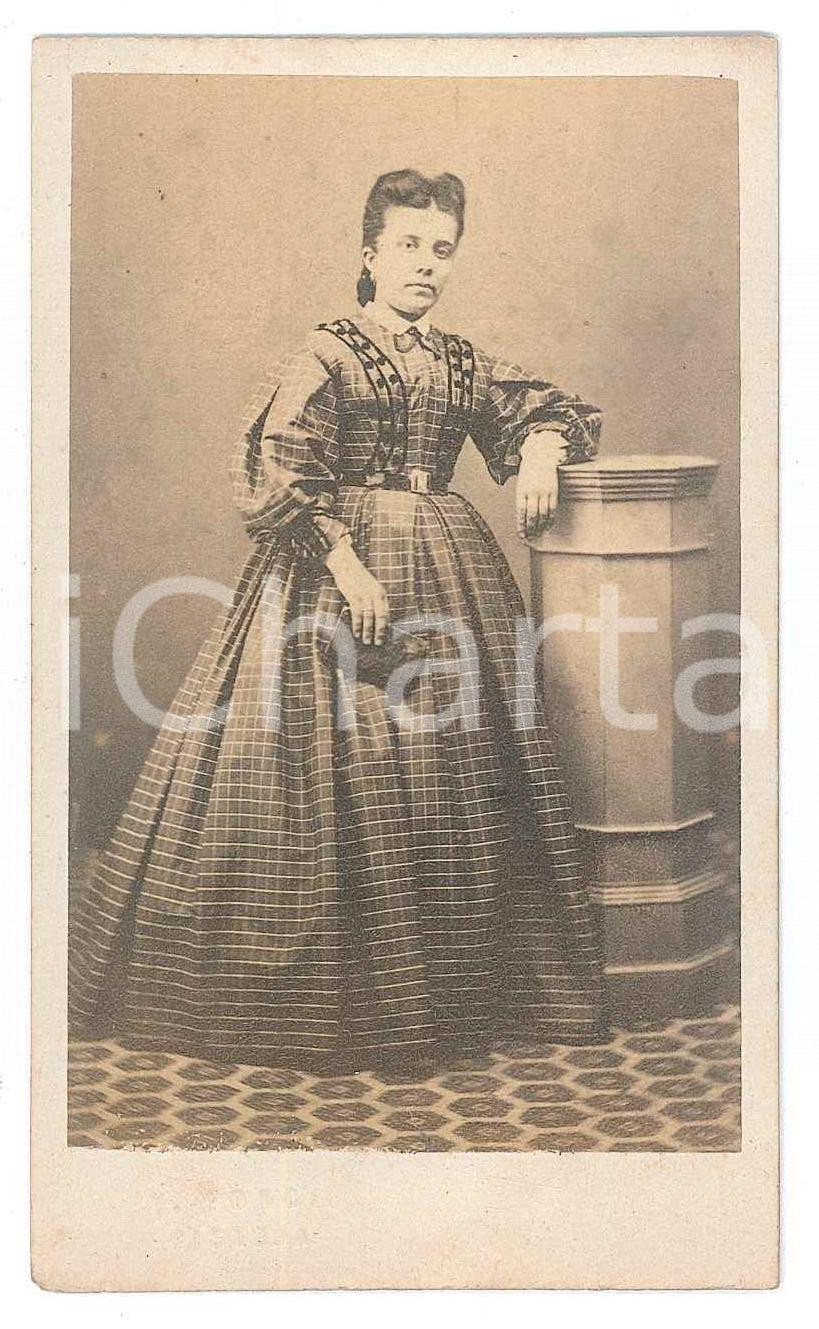 Fotografia d epoca originale 1870 ca PISTOIA Donna in abito a quadretti  Ritratto  Foto V. FONDI CDV 1