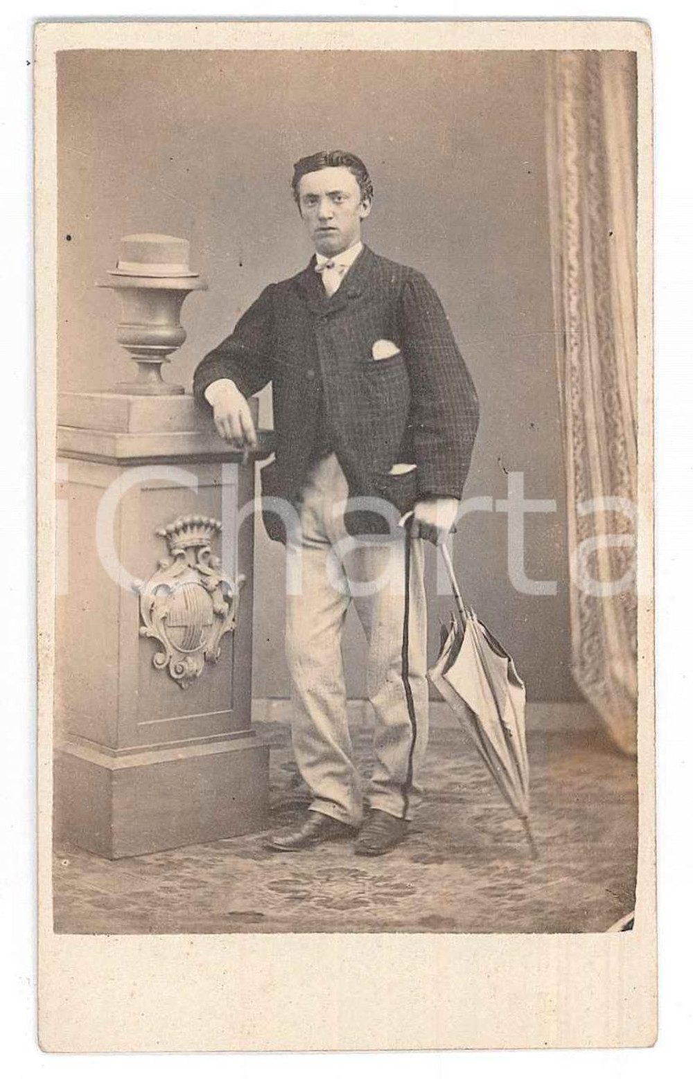Fotografia d epoca originale 1870 ca ITALIA Uomo con ombrello e stemma araldico  Ritratto  Foto CDV 1