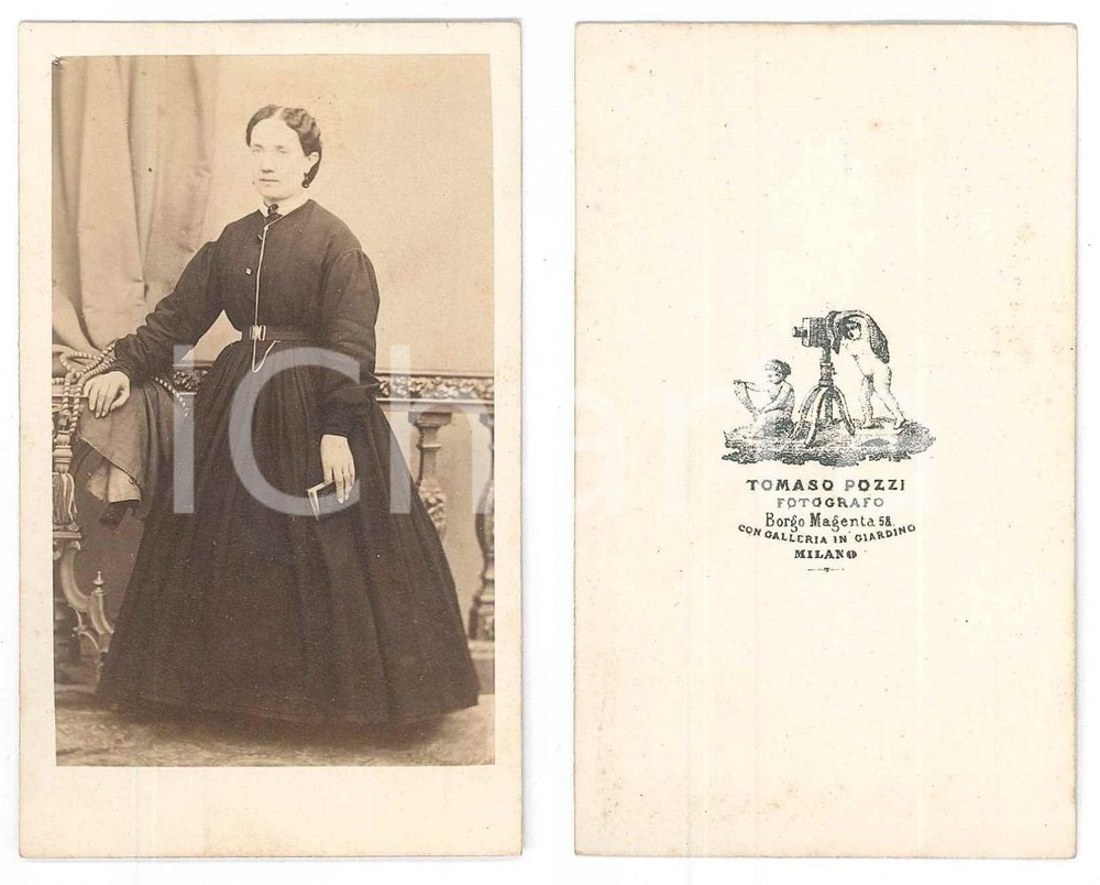 Fotografia d epoca originale 1870 ca MILANO Donna in abito scuro e libro  Ritratto Foto Tomaso POZZI CDV 1