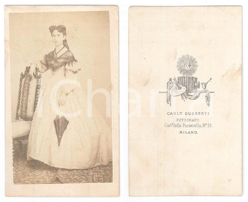 Fotografia d epoca originale 1870 ca MILANO Donna in abito bianco e ombrellino  Foto Carlo GUSBERTI CDV 1