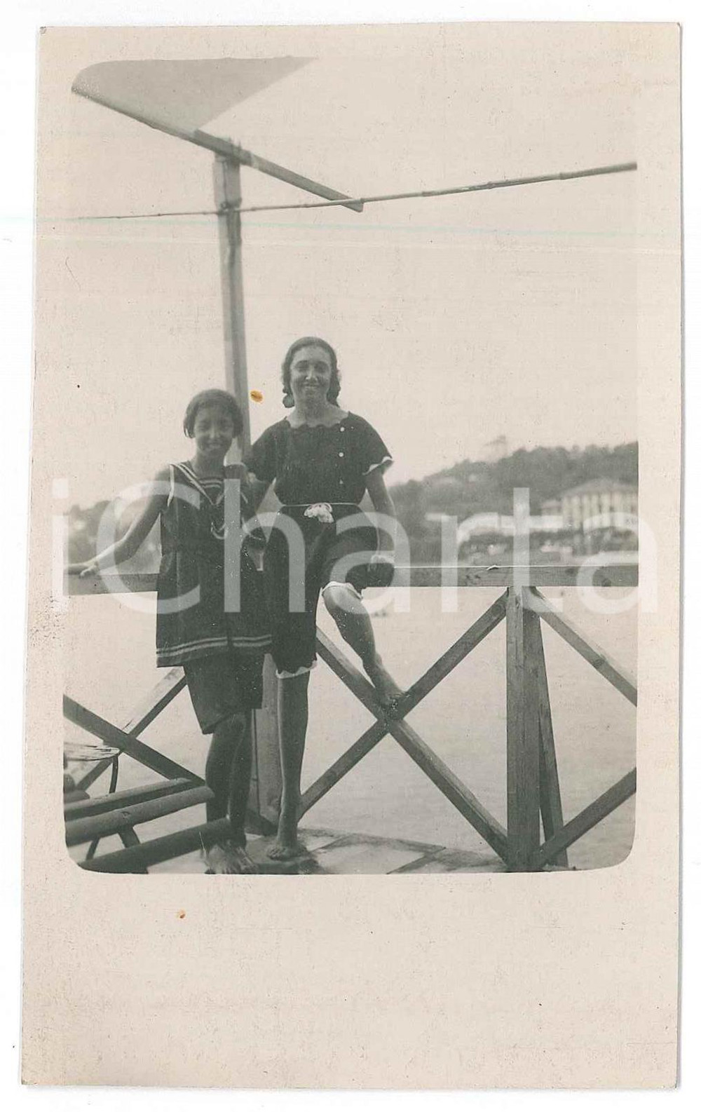 Fotografia d epoca originale 1930 ca ITALIA Giovani donne lungo un fiume Foto anonima 9x14 cm 1