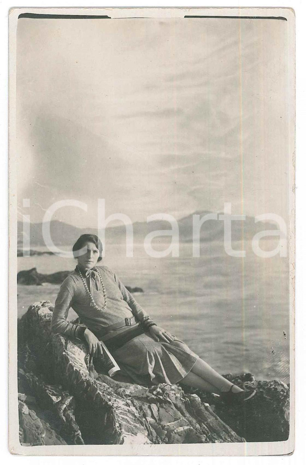 Fotografia d epoca originale 1930 ca ITALIA Donna sullo scoglio Foto CURIOSA ritocco cielo 9x14 cm 1