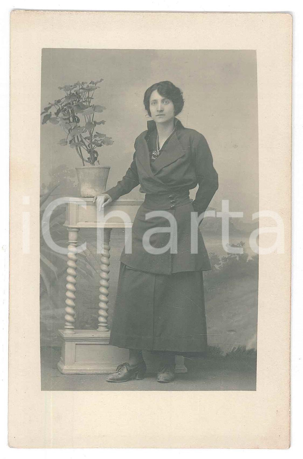 Fotografia d epoca originale 1920 ca ITALIA Ritratto di donna con una pianta Foto anonima 9x14 cm 1