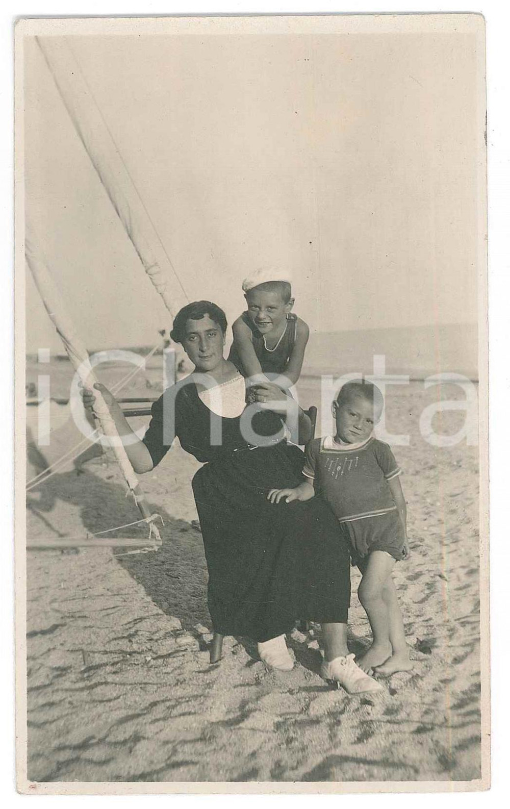 Fotografia d epoca originale Estate 1925 ca ITALIA Madre e figli in vacanza al mare Foto anonima 9x14 cm 1