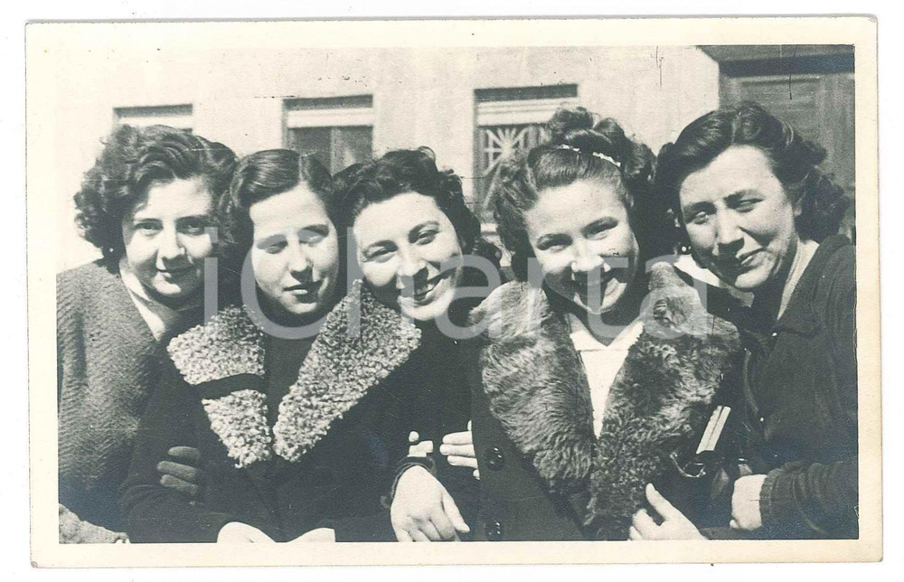 Fotografia d epoca originale 1944 MILANO Gruppo di giovani donne  Ritratto Foto anonima 14x9 cm 1