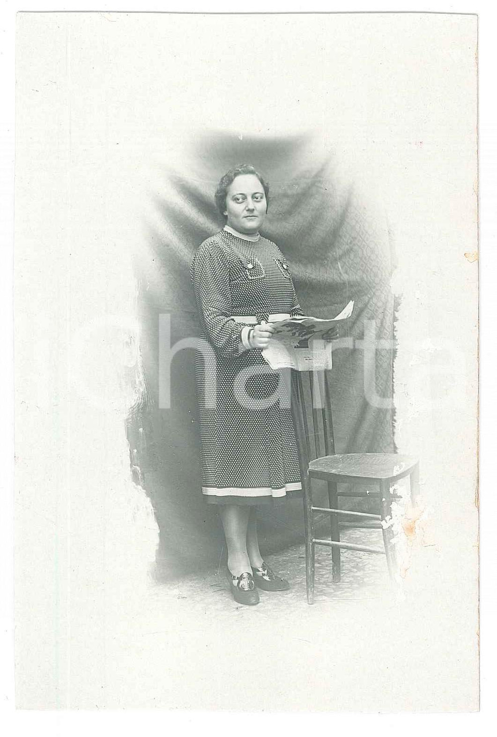 Fotografia d epoca originale 1940 ca ITALIA Donna legge il giornale  Ritratto Foto cartolina 9x14 cm 1