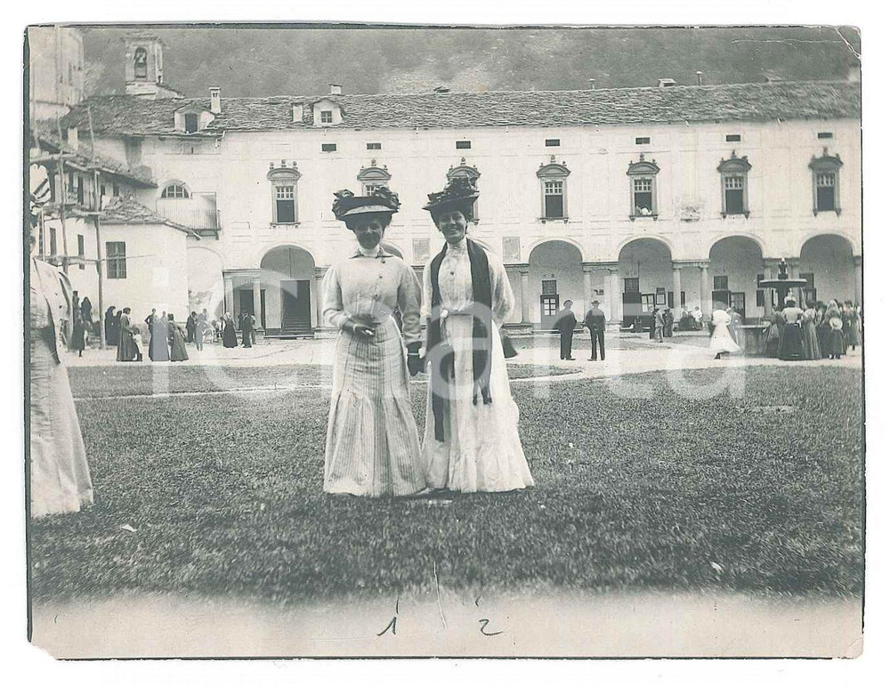 Fotografia d epoca originale 1910 ca Santuario di OROPA Ritratto di due visitatrici Foto vintage 11x8 cm 1