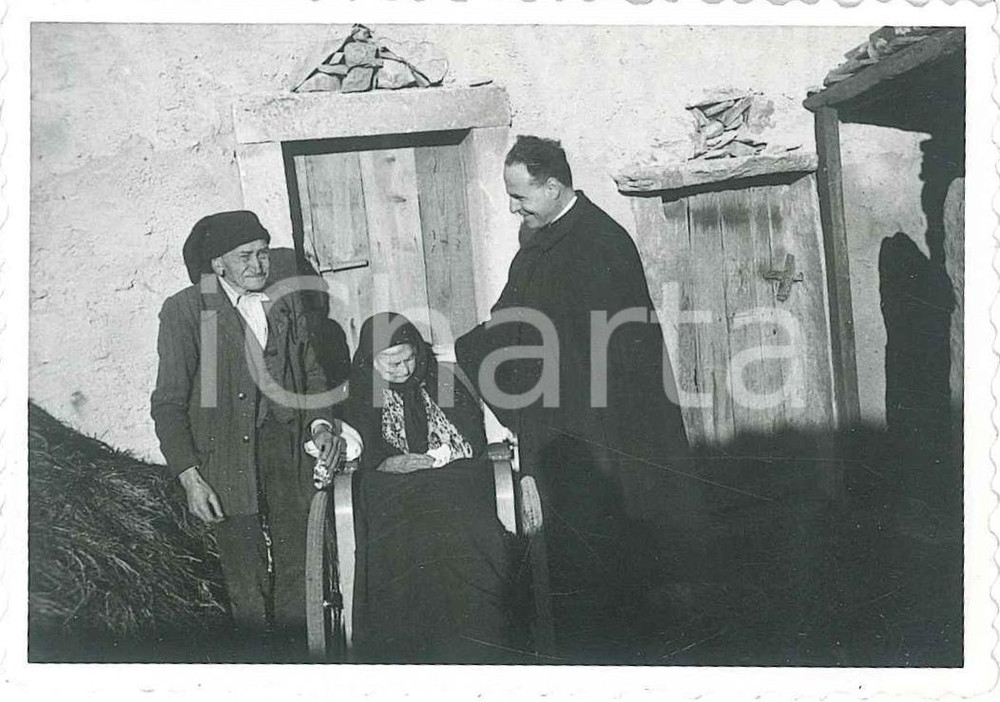 Fotografia d epoca originale 1950 ca SUD ITALIA Sacerdote visita due anziani Foto anonima 9x6 cm 1