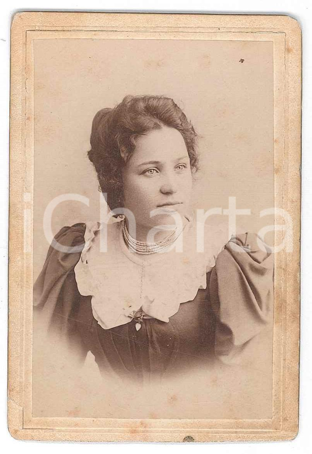 1900 ca ITALIA Giovane donna con collana di perle *Foto anonima 6x9 cm