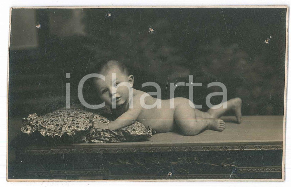 Fotografia d epoca originale 1920 ca ITALIA Bambino con cuscino  Ritratto Foto DANNEGGIATA 13x8 cm 1