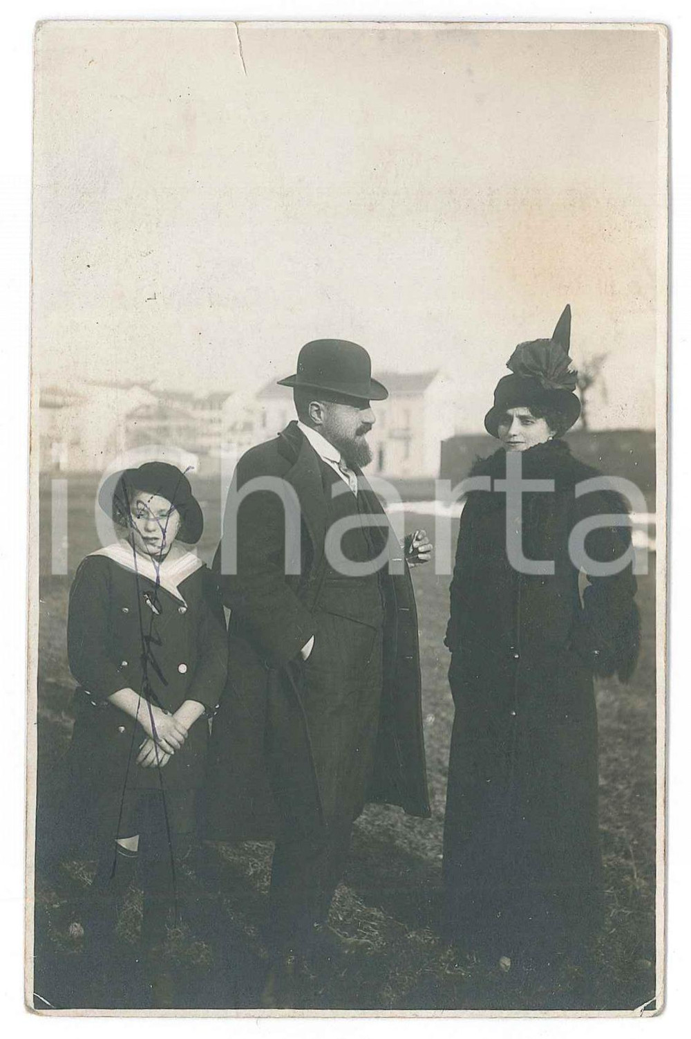 Fotografia d epoca originale 1925 ca ITALIA Famiglia in un campo di periferia Foto anonima 9x14 cm 1
