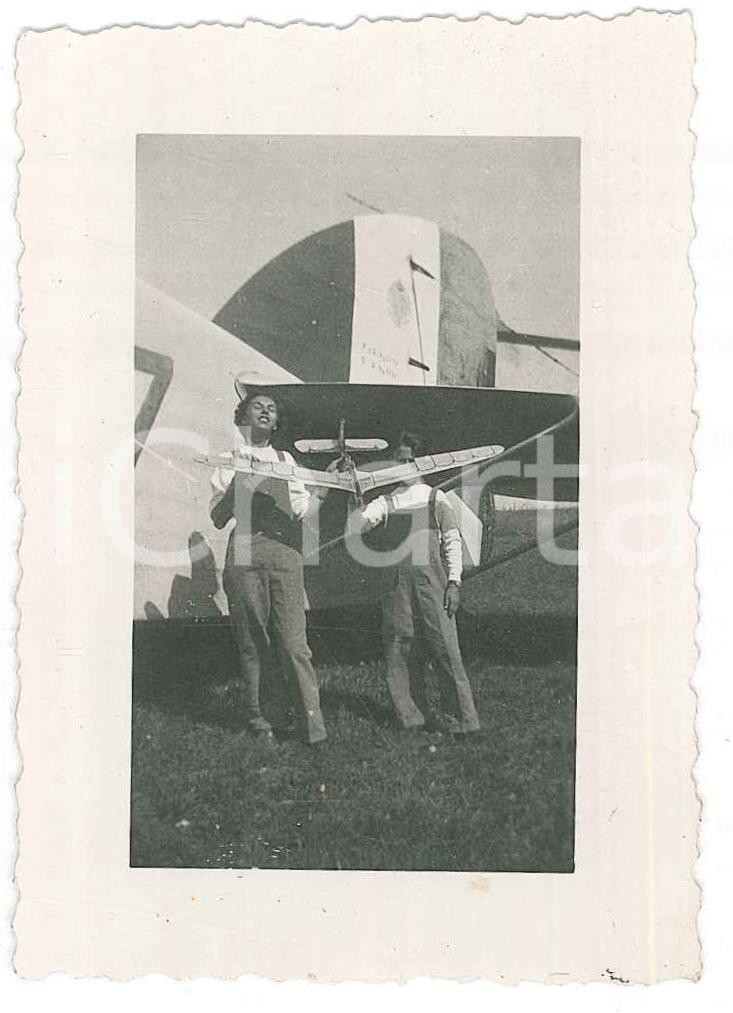 Fotografia d epoca originale 1940 ca COSTUME ITALIA Giovani con aeroplano e modellino Foto anonima 6x8 1