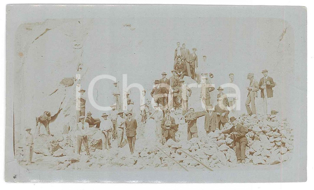 Fotografia d epoca originale 1910 ca s. l. ITALIA Gruppo di uomini in una cava  Foto anonima 12x7 cm 1