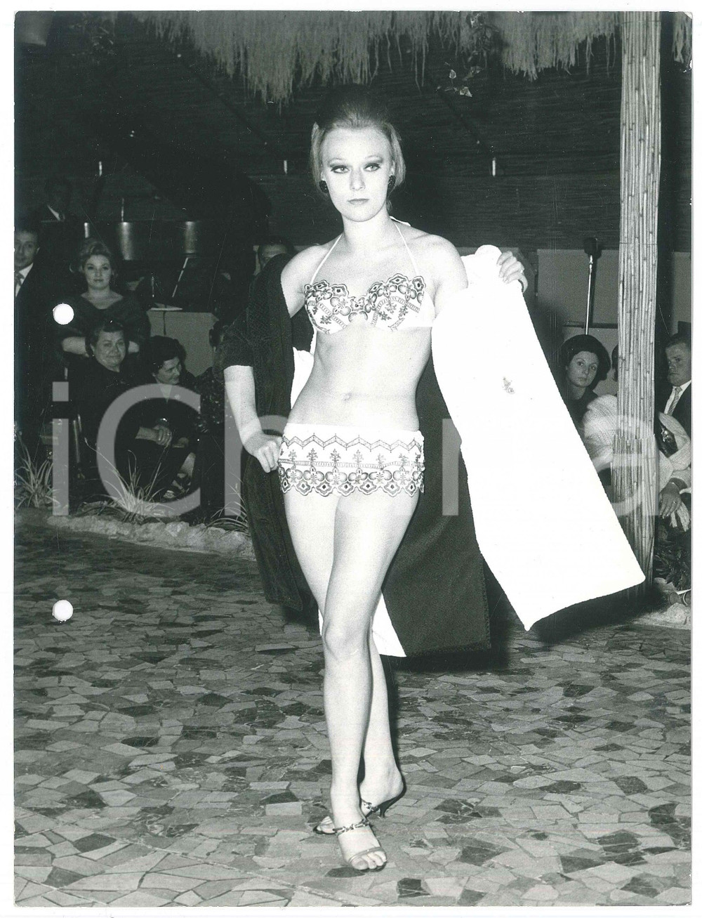 Fotografia d epoca originale 1960 ca ITALIA MODA MARE Modella sfila in bikini di pizzo Foto 1