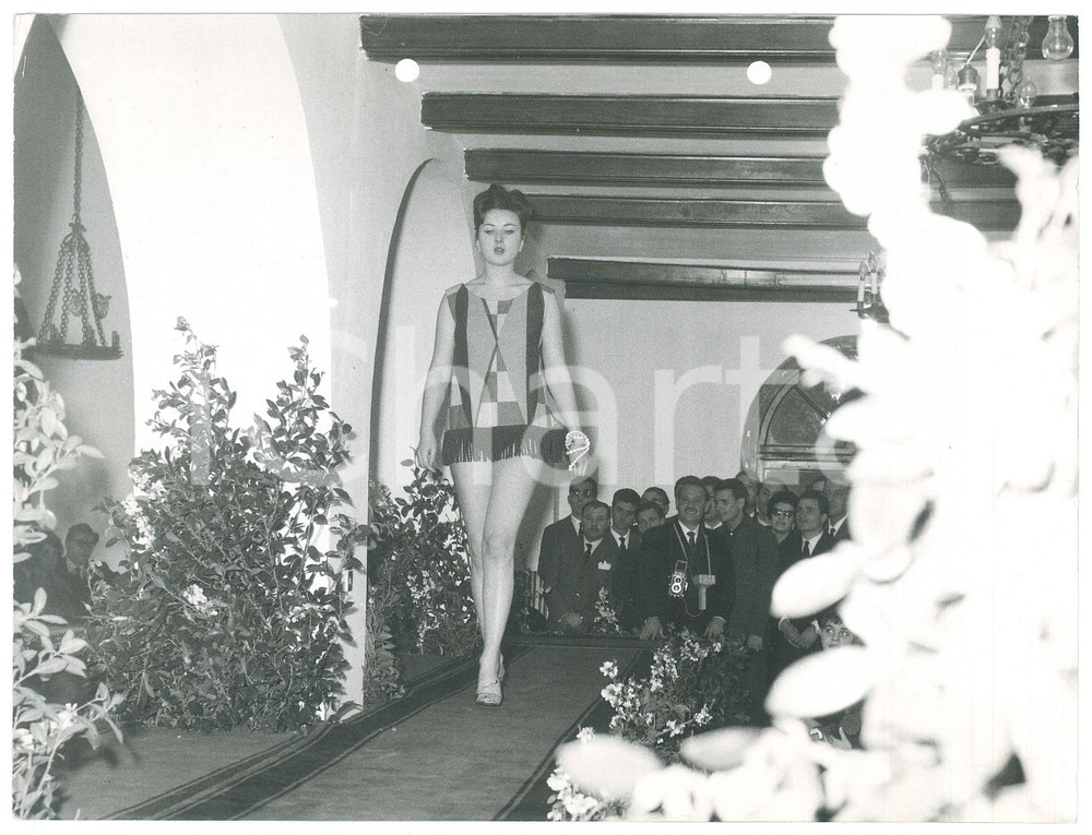 Fotografia d epoca originale 1960 ca MILANO MODA ESTATE Modella sfila in miniabito geometrico Foto 1