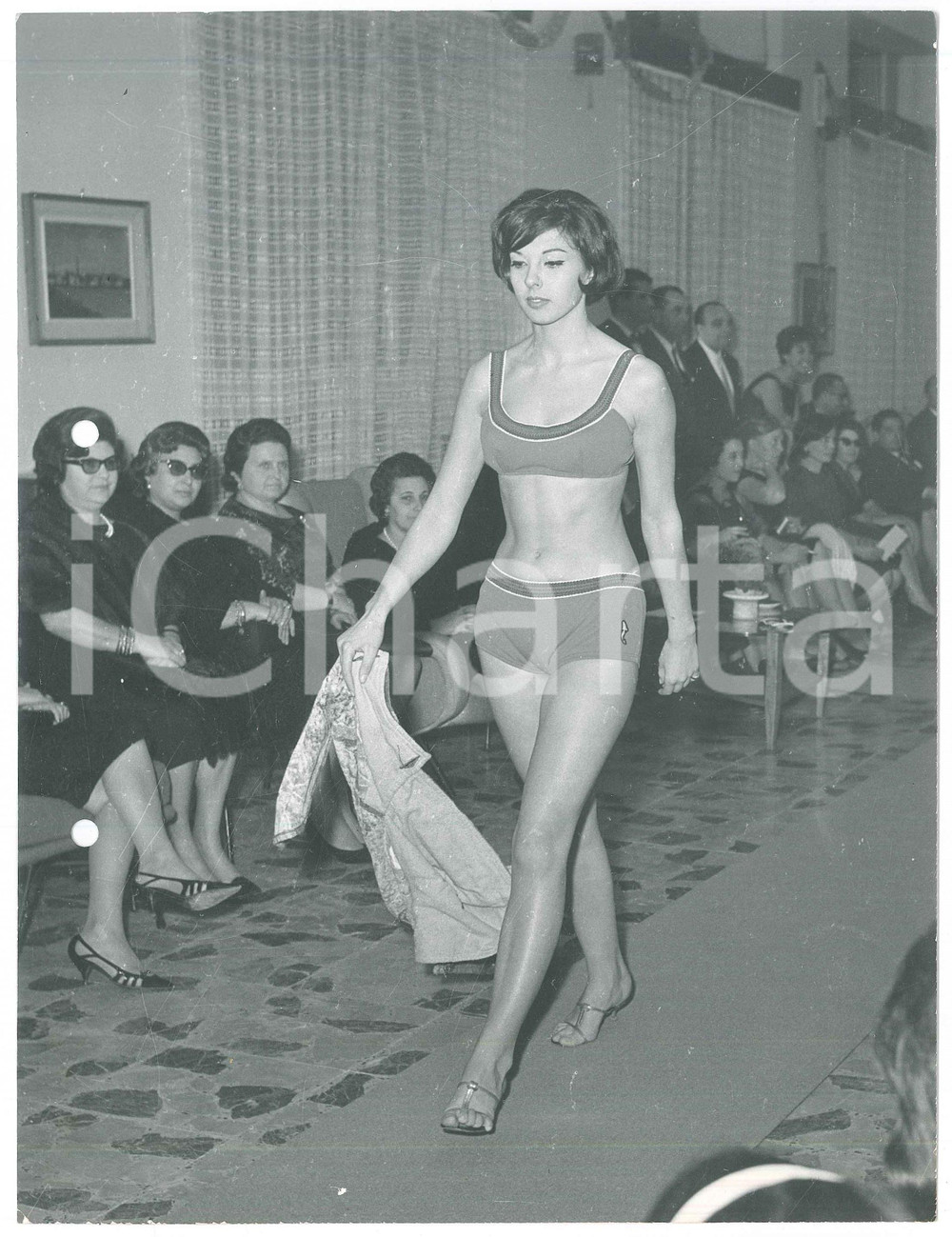 Fotografia d epoca originale 1960 ca MILANO MODA MARE  Modella sfila in bikini con giacca Foto 1