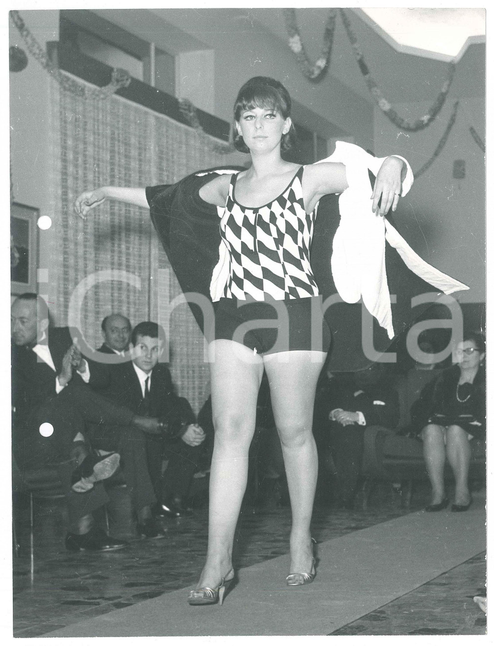 Fotografia d epoca originale 1960 ca MILANO MODA ESTATE Modella sfila in completo corto con giacca Foto 1