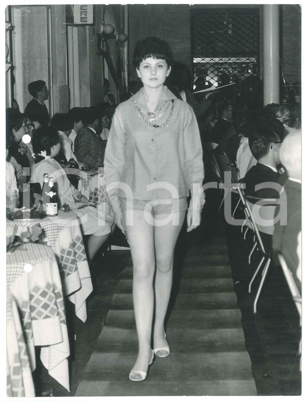Fotografia d epoca originale 1960 ca LIGURIA MODA ESTATE Modella sfila in completo con pantalocini Foto 1