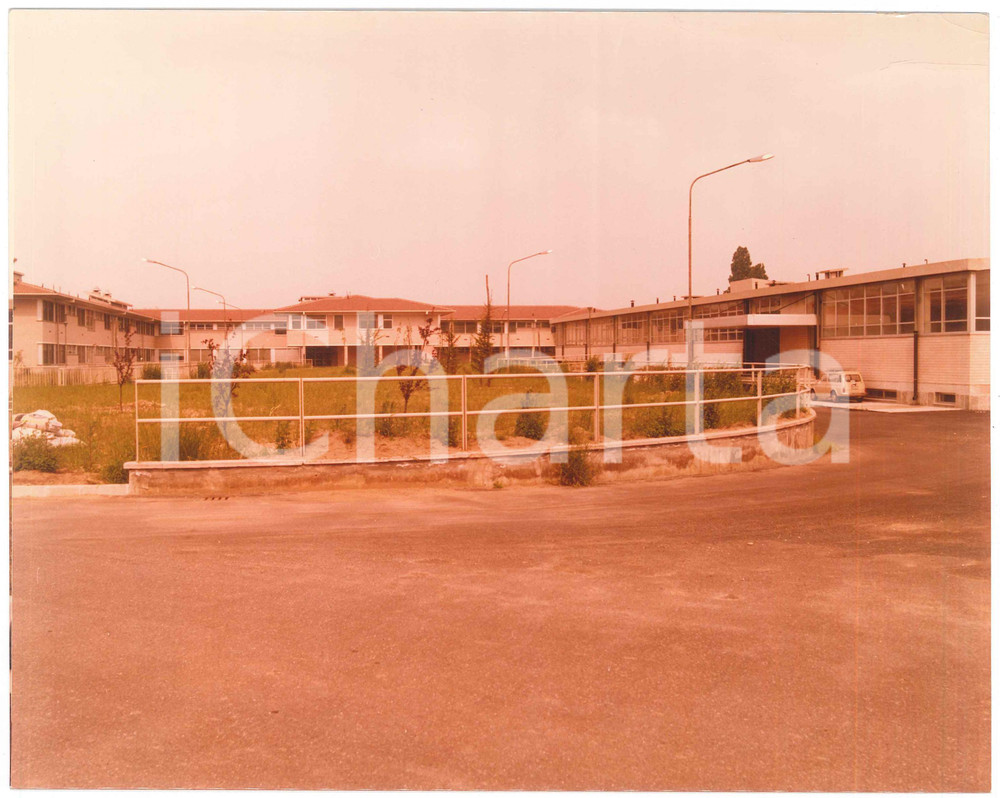 1975 GRUGLIASCO (TO) Nuovo Ospedale Psichiatrico - Esterno *Foto 24x18 (2) Fotografia originale d'epoca. POOR/danneggiato piegature al lato superiore Formato: 26x21 cm originale e autentica 1