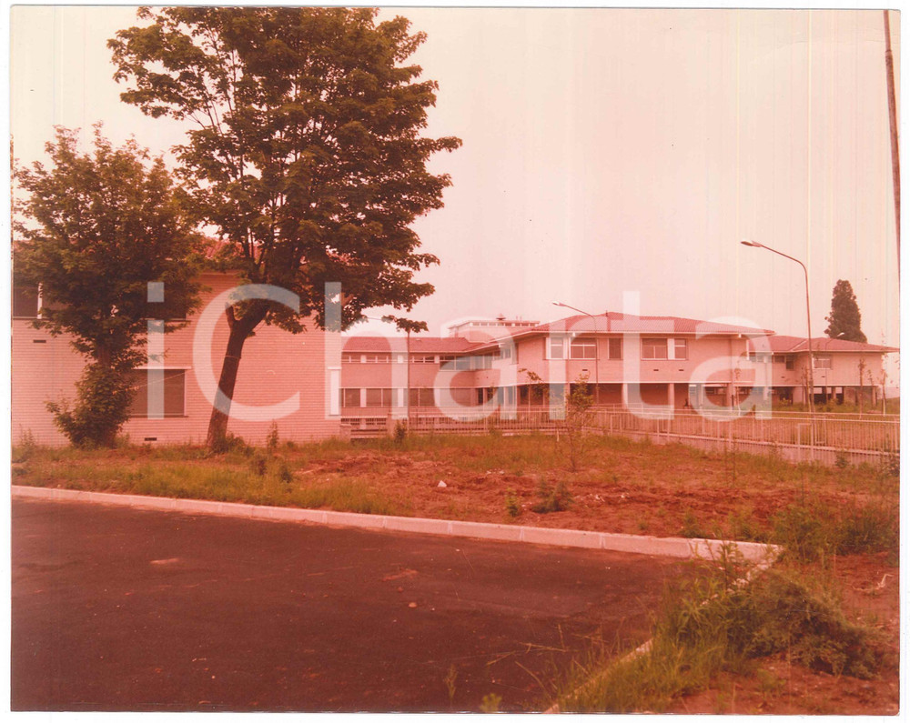 Fotografia d epoca originale 1975 GRUGLIASCO TO Veduta esterna di un istituto 4 Fotografia 26x21 cm 1