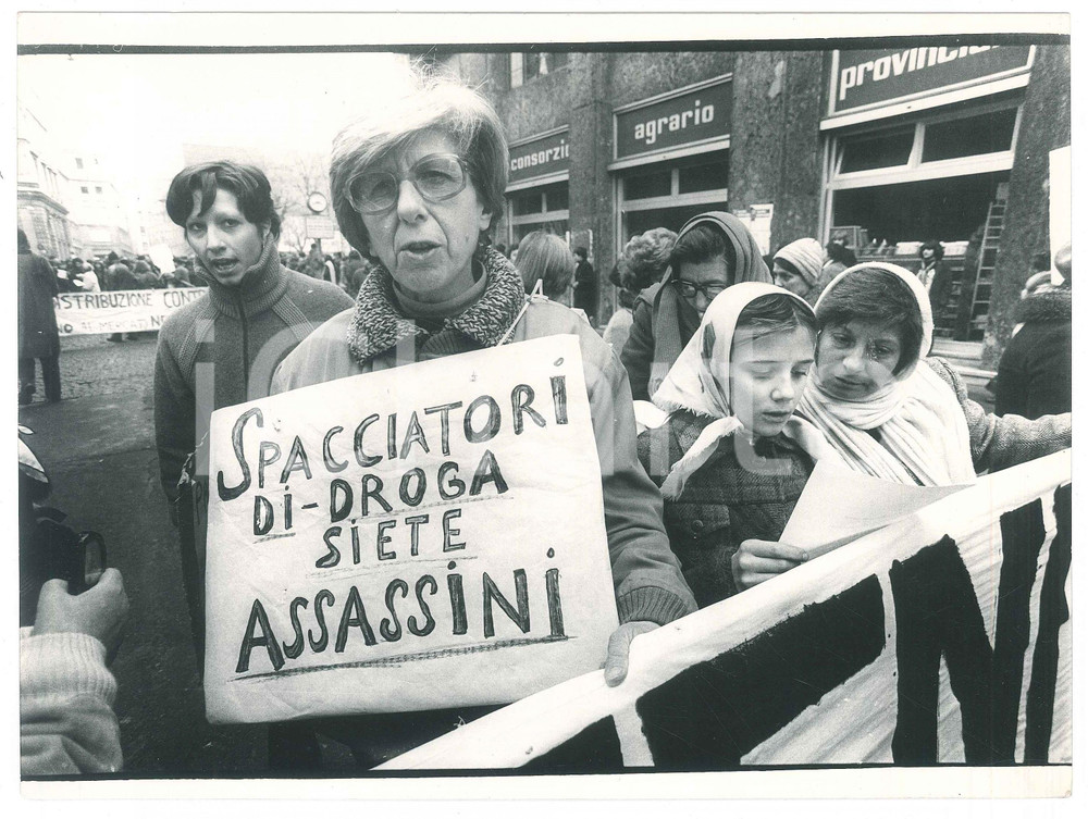 Fotografia d epoca originale 1980 ca MILANO Madre in corteo contro la droga Spacciatori assassini Foto 1