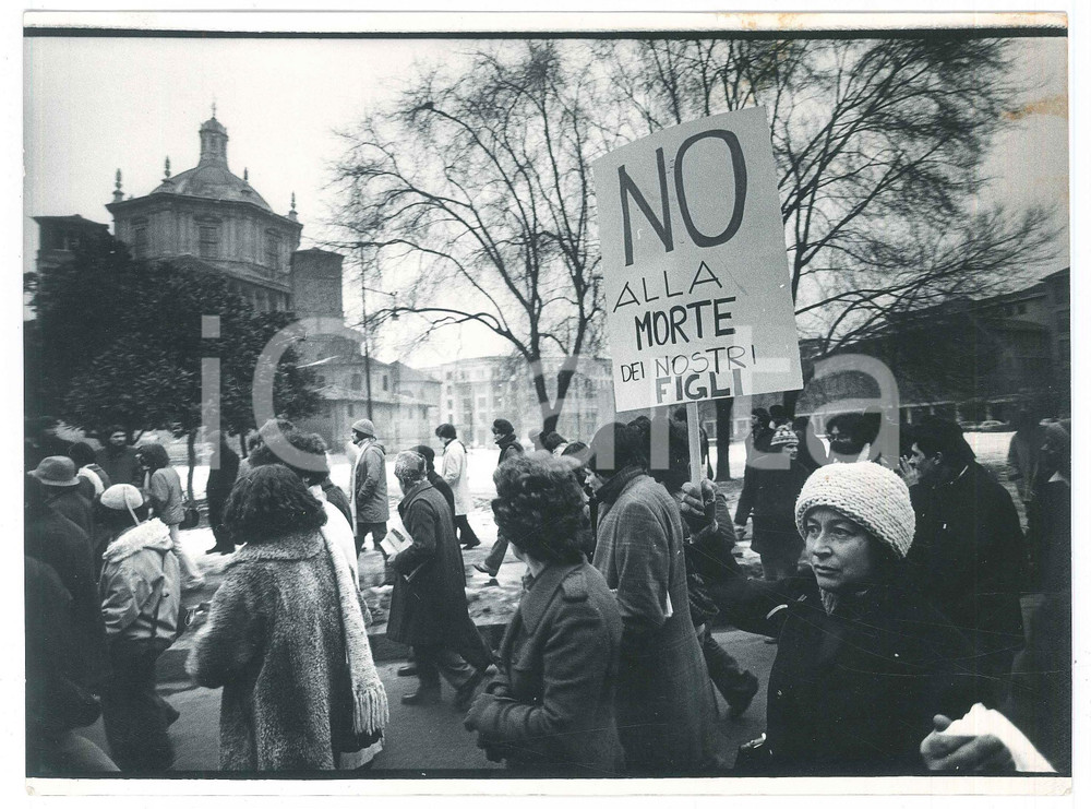 Fotografia d epoca originale 1980 ca MILANO Piazza Vetra  Madri in corteo contro la droga  Foto 24x18 cm 1