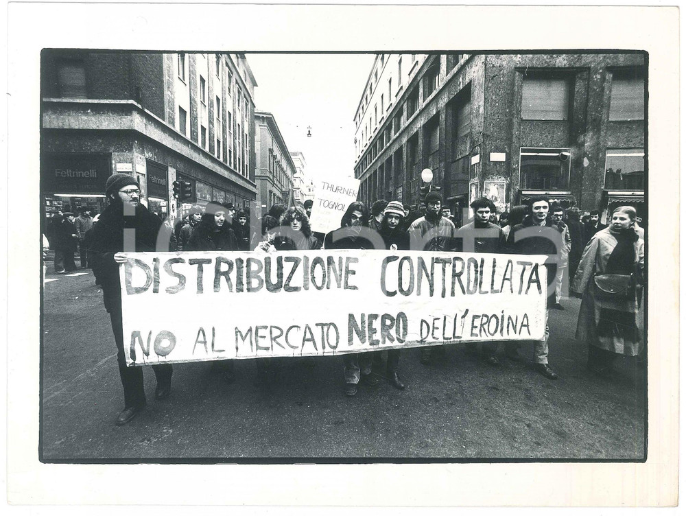 Fotografia d epoca originale 1980 ca MILANO Zona Duomo  Corteo contro la droga  Pro controllo eroina 1