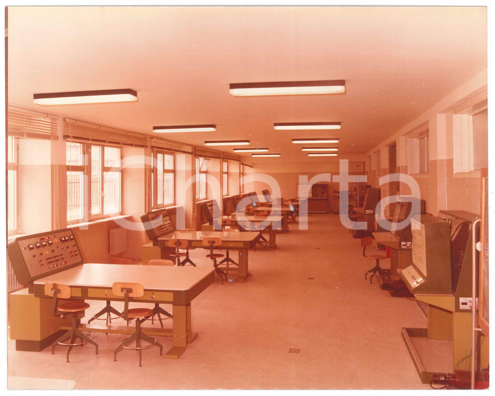 Fotografia d epoca originale 1975 GRUGLIASCO  ITIS Periti elettronici  Laboratorio elettronico Foto 26x21 1