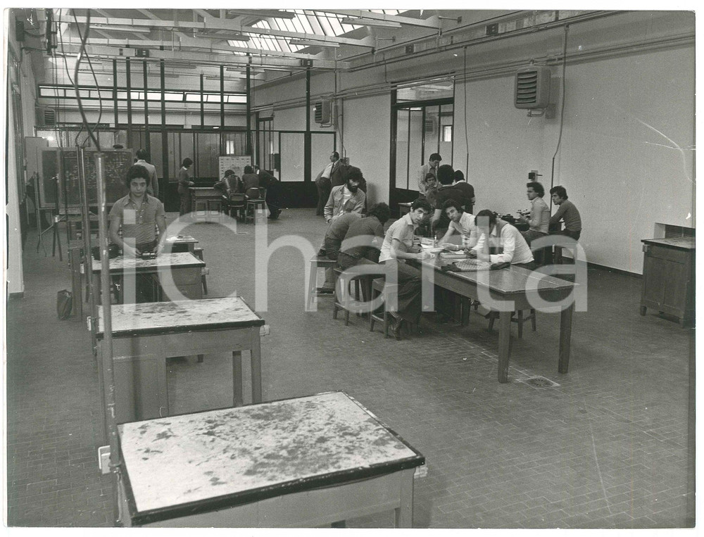 Fotografia d epoca originale 1975 GRUGLIASCO  ITIS Periti elettronici  Officina montaggio  Foto 24x18 cm 1