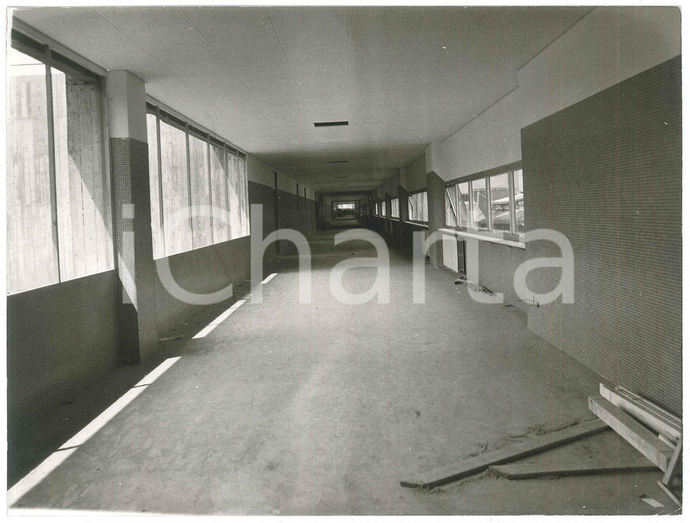 Fotografia d epoca originale 1975 GRUGLIASCO TO Complesso Scolastico del BAROCCHIO  Corridoio Foto 1