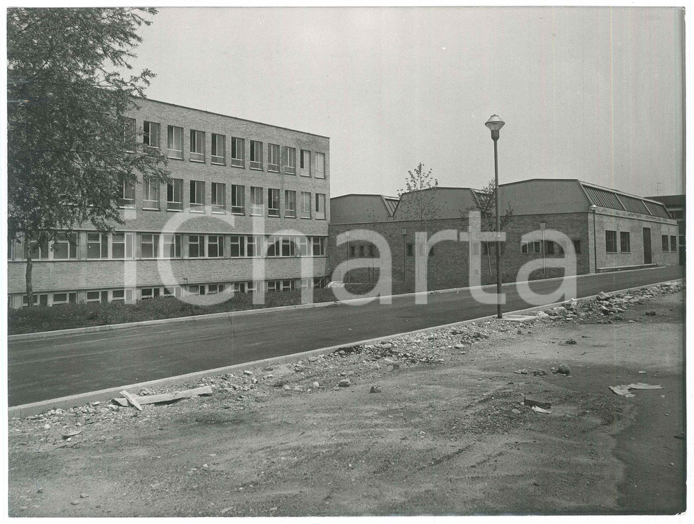 Fotografia d epoca originale 1975 GRUGLIASCO  ITIS Periti elettronici  Esterno  Foto 24x18 cm 1