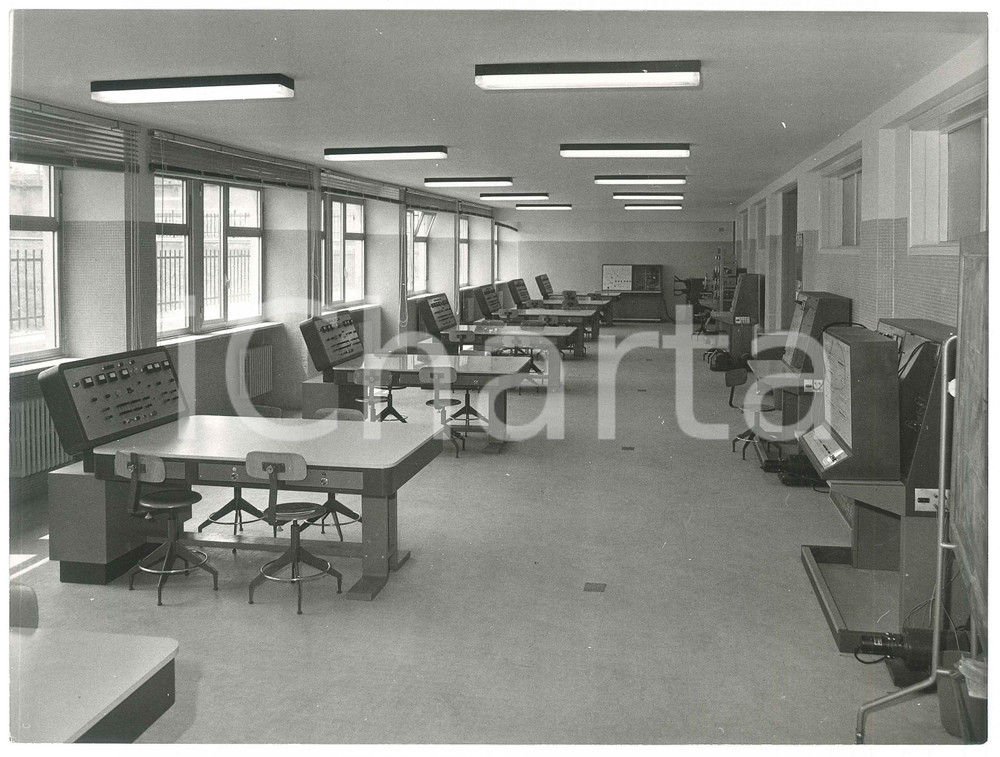 Fotografia d epoca originale 1975 GRUGLIASCO  ITIS Periti elettronici  Laboratorio elettronico Foto 24x18 1