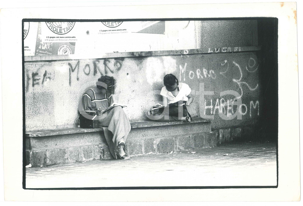Fotografia d epoca originale 1980 ca MILANO  Tossicodipendenze  Due giovani donne  Fotografia 31x20 cm 1