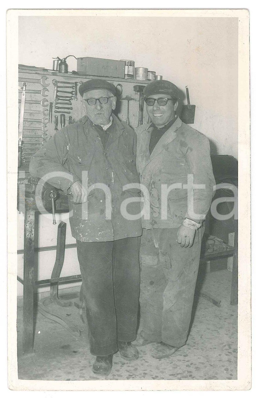 Fotografia d epoca originale 1955 ca NAPOLI Tondo di capodimonte  Meccanici in officina  Foto TONDO 9x14 cm 1