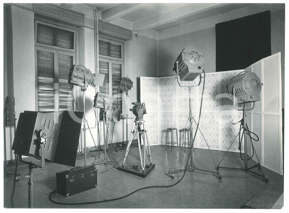 Fotografia d epoca originale 1975 ca TORINO Istituto Arti Grafiche e Fotografiche  Sala pose  Foto 24x18 1