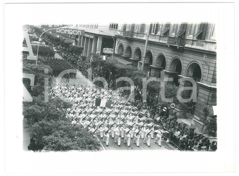 Fotografia d epoca originale 1980 ca LA SPEZIA Via Chiodo  Parata militare  Foto 24x18 cm 1