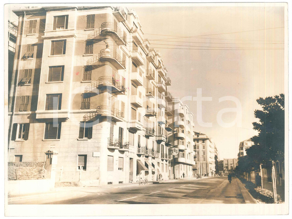 Fotografia d epoca originale 1935 ca ARCHITETTURA  SAVONA  Una via del centro  Foto LUX di Ugo M. 24x18 1
