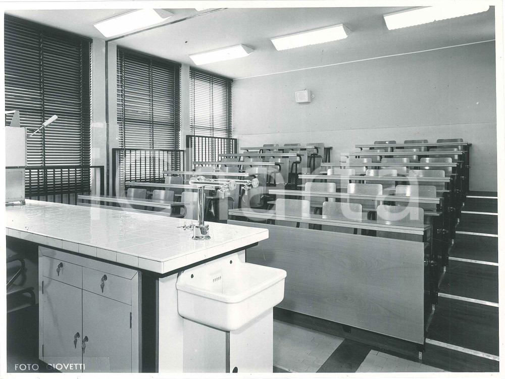 1965 ca NOVARA Liceo scientifico "Antonelli" - Aula di chimica *Foto GIOVETTI
