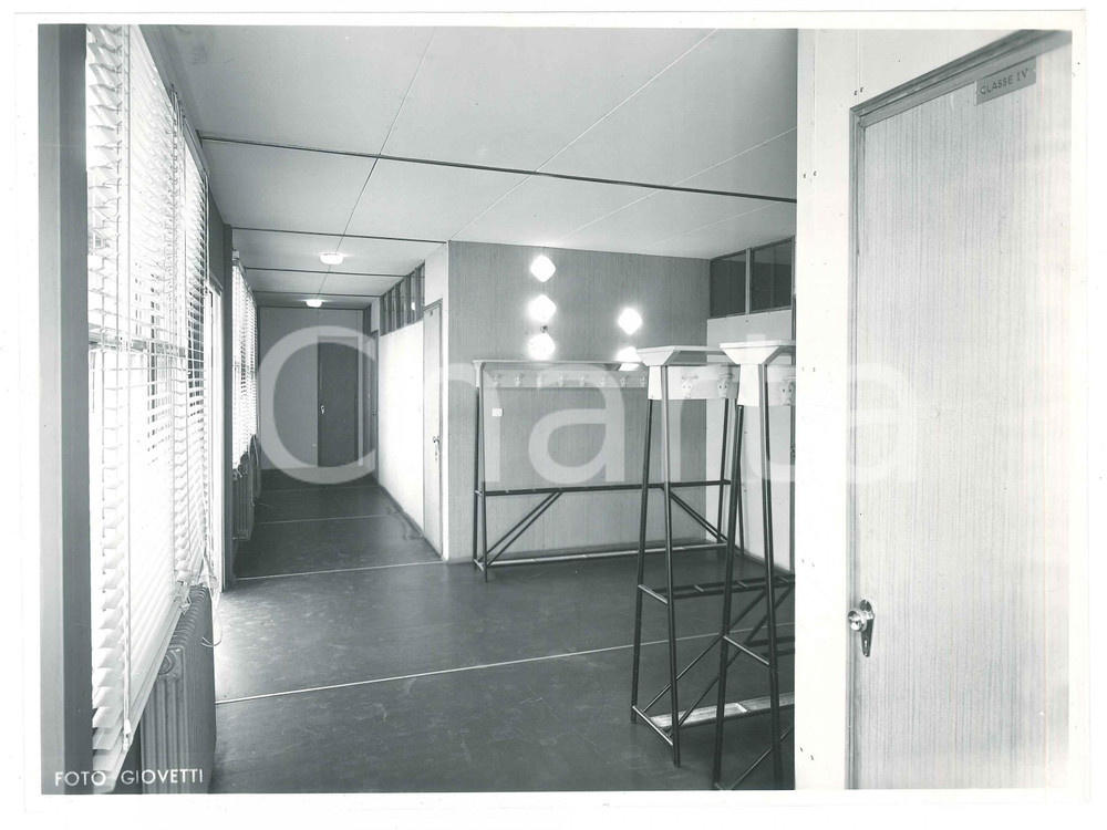 Fotografia d epoca originale 1965 ca ARONA Liceo scientifico E. Fermi  Atrio Foto GIOVETTI 24x18 cm 1