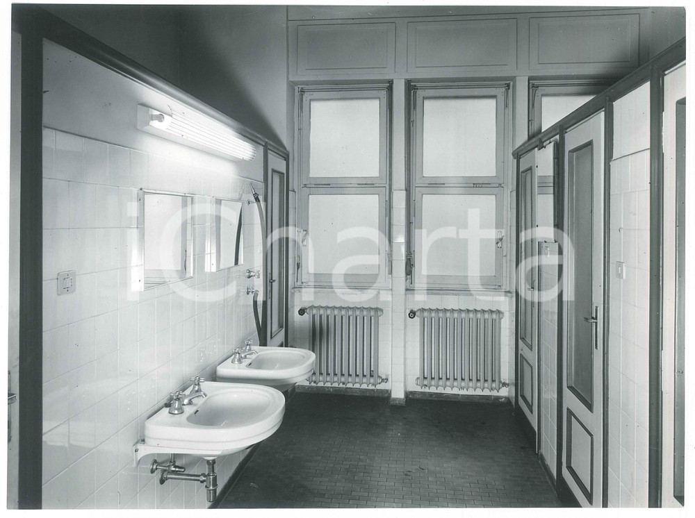 Fotografia d epoca originale 1975 ca TORINO Istituto Arti Grafiche e Fotografiche  Bagni  Foto 24x18 1