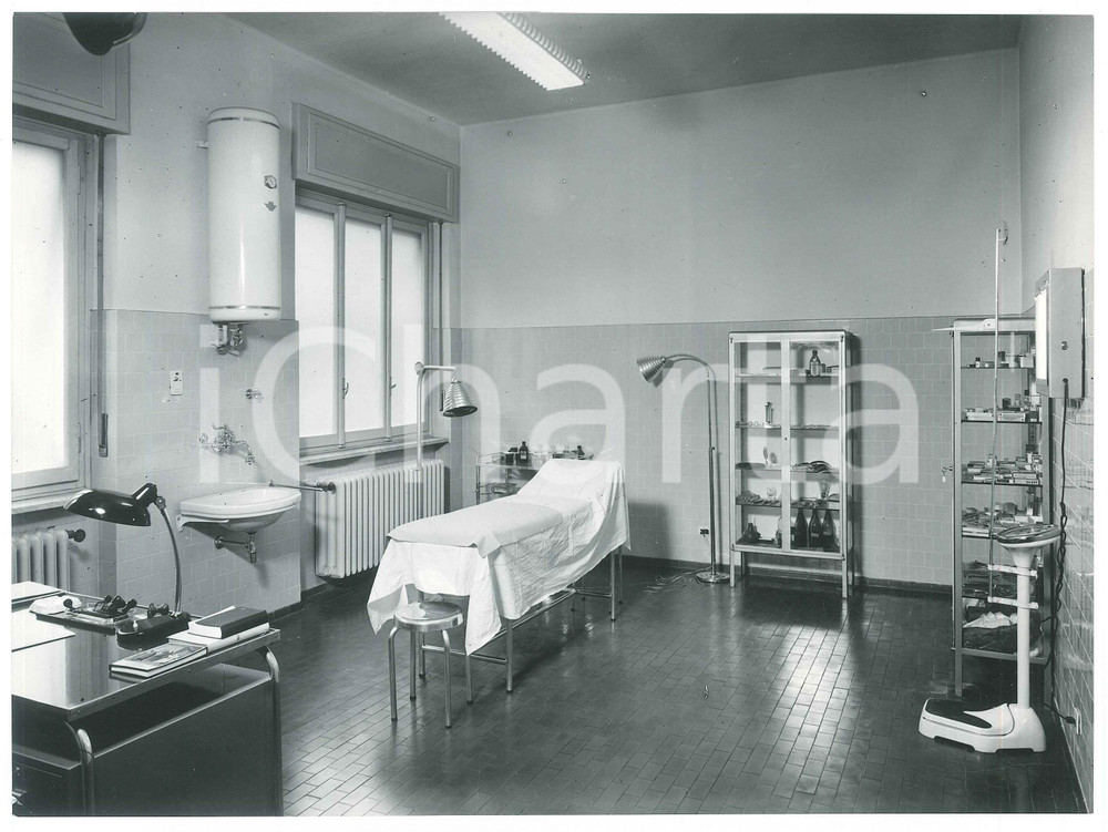 Fotografia d epoca originale 1975 ca TORINO Istituto Arti Grafiche e Fotografiche  Infermeria  Foto 24x18 1