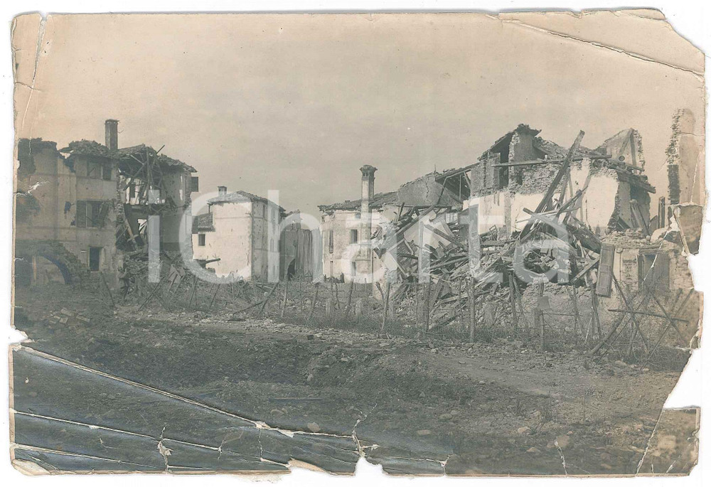 Fotografia d epoca originale 1918 WW1 ZONA DI GUERRA Paese distrutto 2 Foto DANNEGGIATA 16x11 cm 1