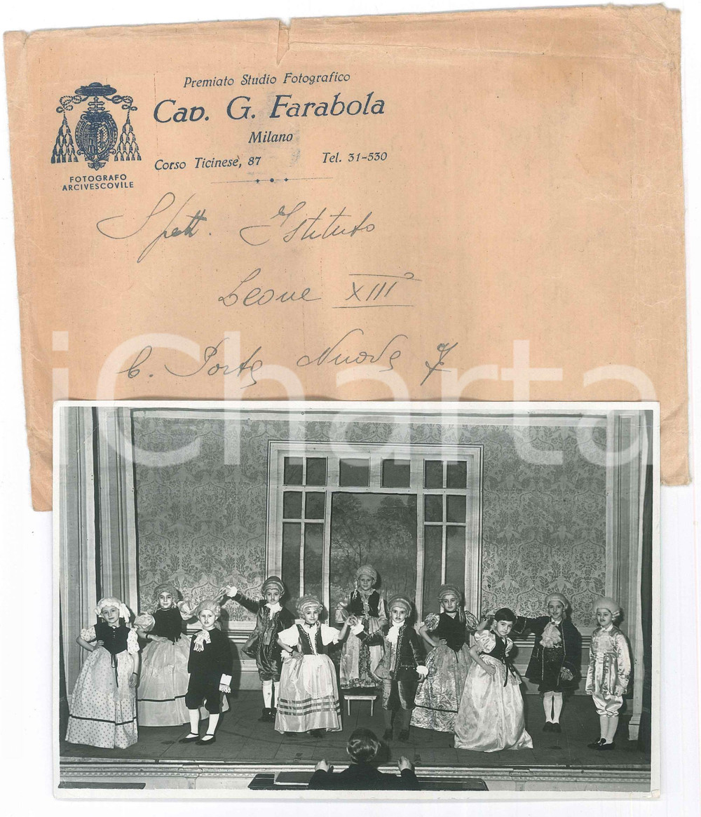 1930 ca MILANO - CARNEVALE  - Recita scolastica in costume - Foto G. FARABOLA  Fotografia originale d'epoca, con busta non viaggiata.FOTOGRAFIA: G. Farabola - Milano, Corso Ticinese 87 POOR/danneggiato piegature angolari Formato: 18x13 cm originale e autentica 1