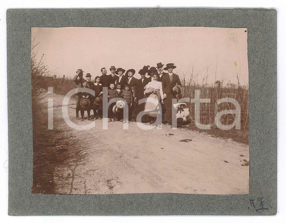 Fotografia d epoca originale 1910 ca ITALIA Gruppo di famiglia in campagna  Foto anonima 13x10 cm 1