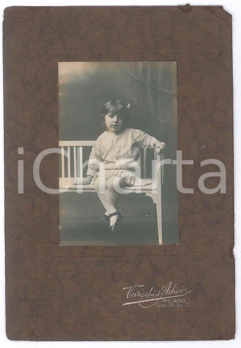 Fotografia d epoca originale 1915 ca MILANO Ritratto di bambina in abito a righe  Foto VARISCHI & ARTICO 1