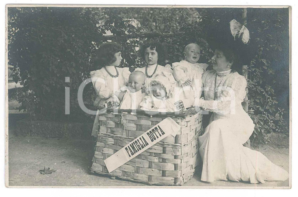 Fotografia d epoca originale 1910 ca ITALIA Famiglia BOTTA  Bambine in una cesta  Foto CURIOSA 14x8 cm 1