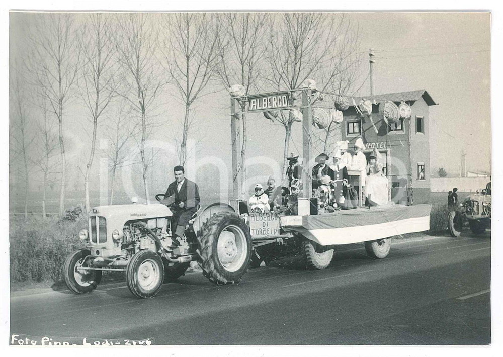 Fotografia d epoca originale 1965 ca LODI  CARNEVALE  Carro Albergo di Torbetta  Bambini Foto PINO 13x9 1