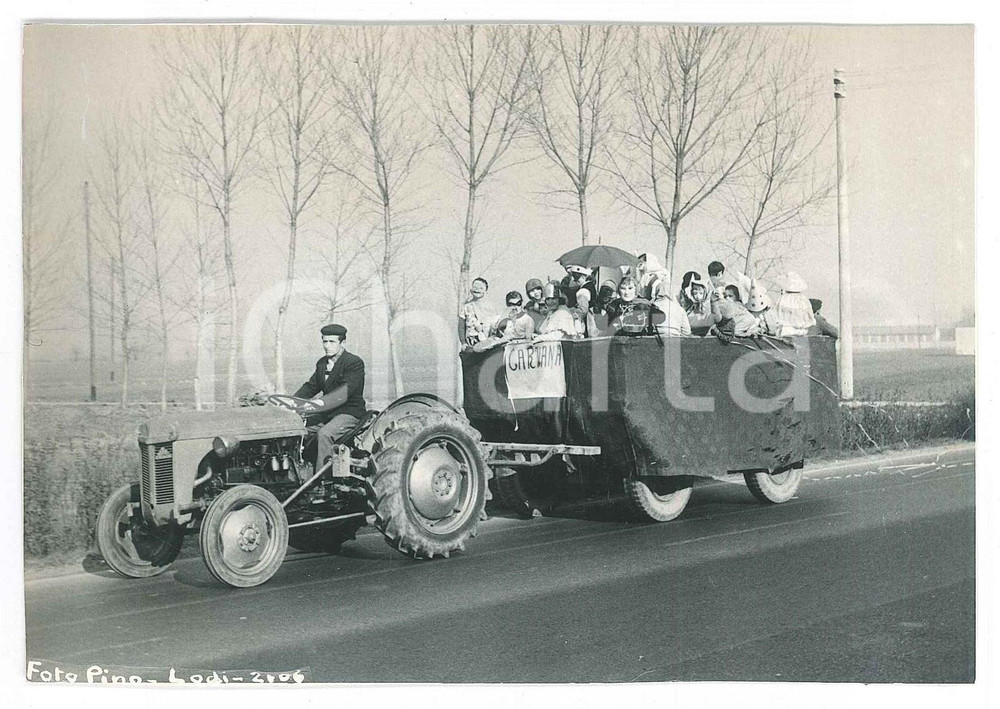 Fotografia d epoca originale 1965 ca LODI  CARNEVALE  Carro con bambini Foto PINO 13x9 cm 1