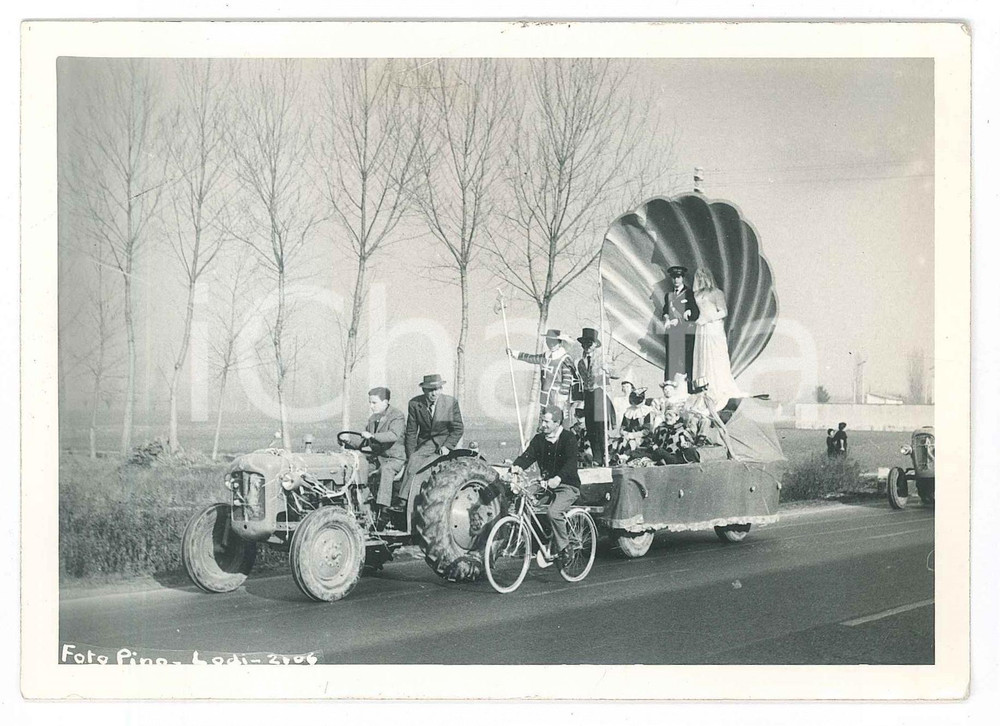 Fotografia d epoca originale 1965 ca LODI  CARNEVALE  Carro con maschere e sposi Foto PINO 15x10 1